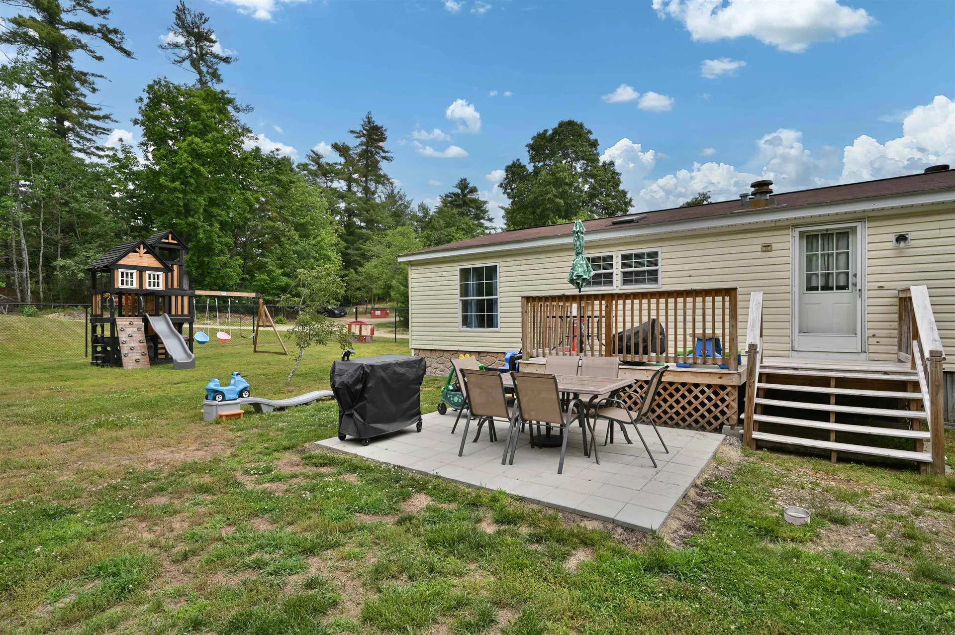 124 Chester Road Raymond NH 03077