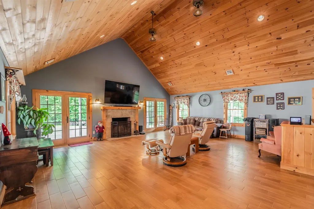 6 Phoenix Drive Kingston NH 03848