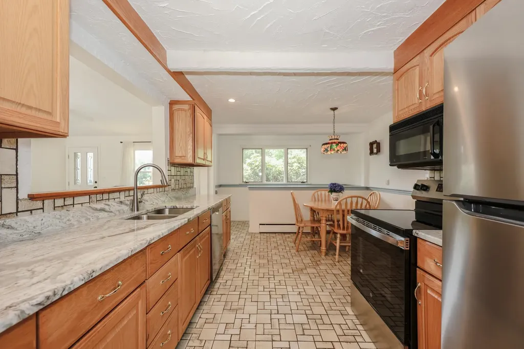 68 Robinson Road Nashua NH 03060