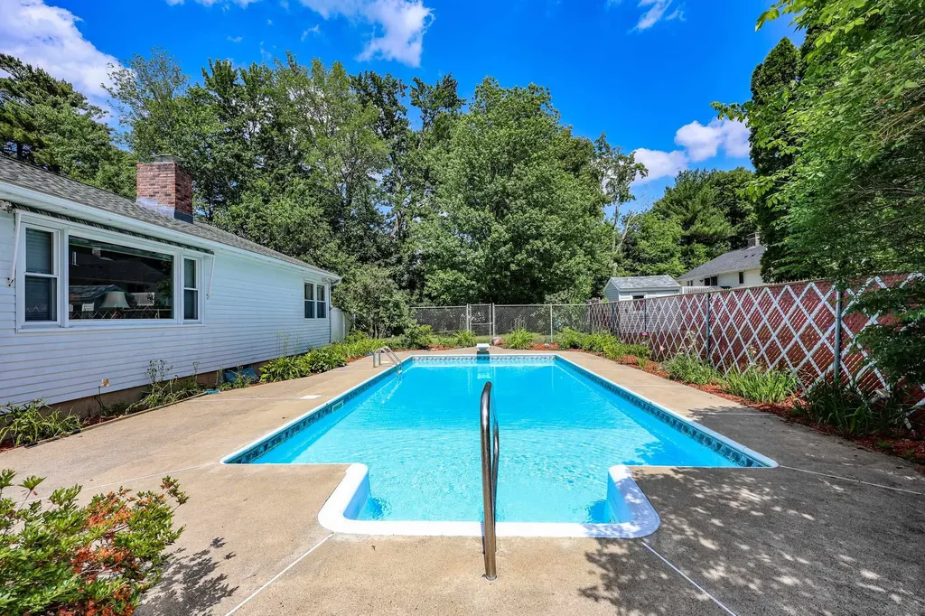 68 Robinson Road Nashua NH 03060