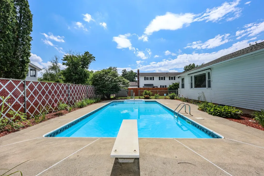 68 Robinson Road Nashua NH 03060