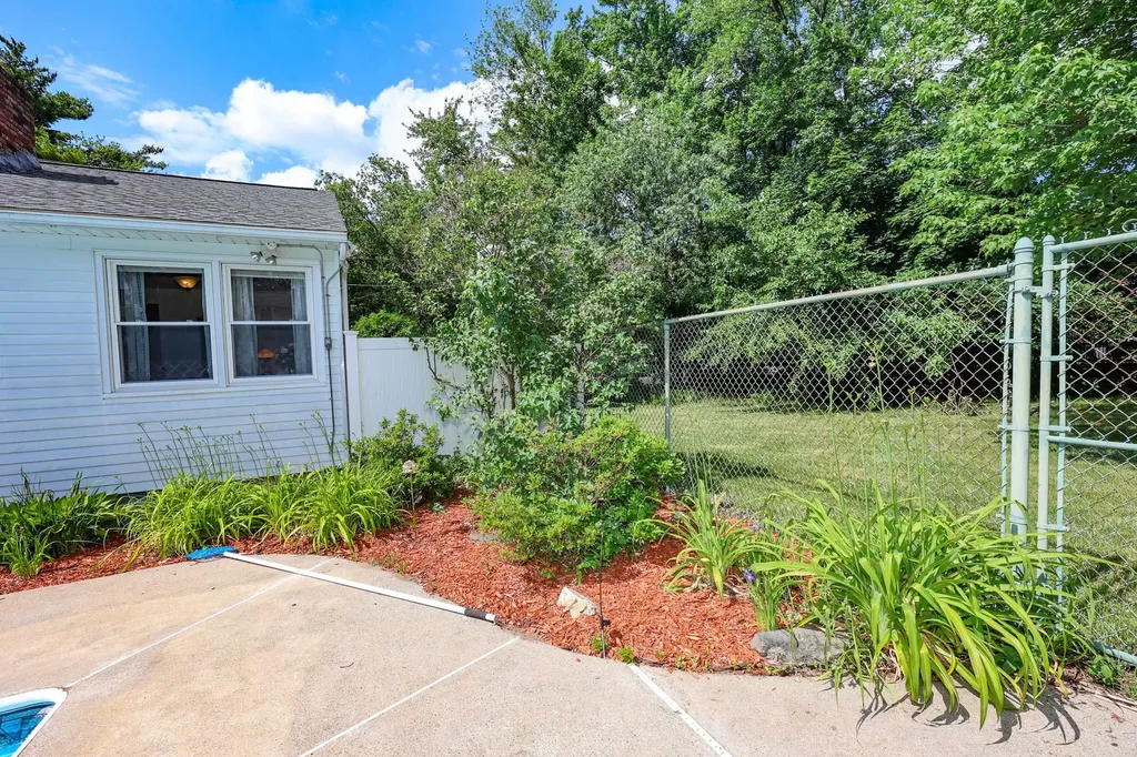 68 Robinson Road Nashua NH 03060