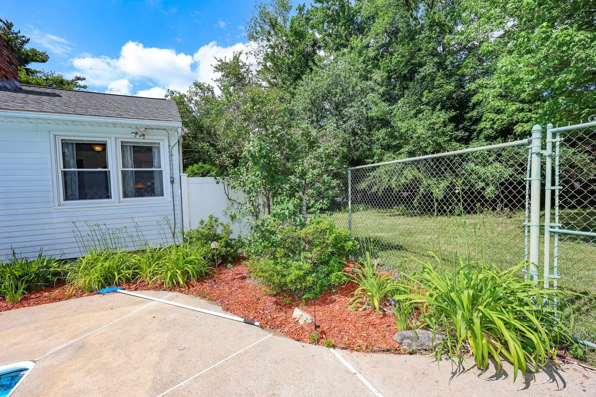 68 Robinson Road Nashua NH 03060