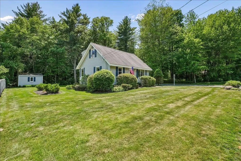4 Gosselin Avenue Hooksett NH 03106