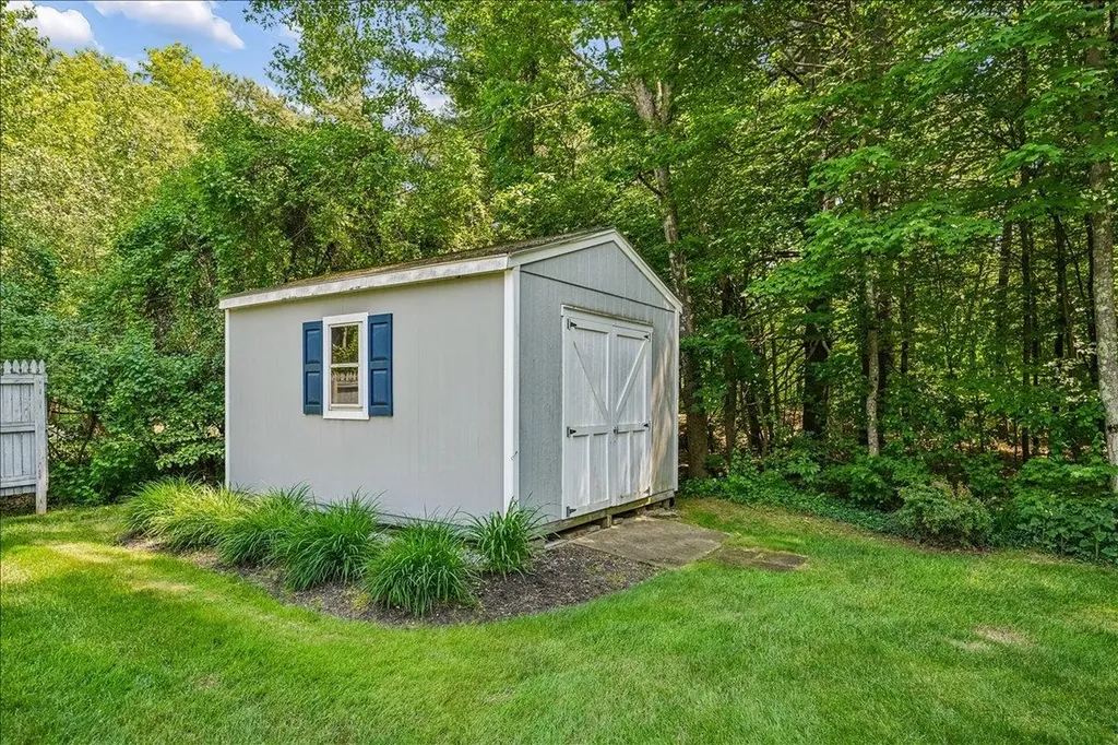 4 Gosselin Avenue Hooksett NH 03106