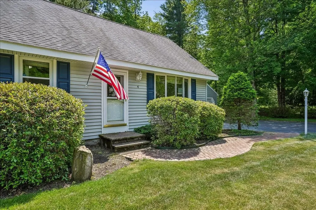 4 Gosselin Avenue Hooksett NH 03106