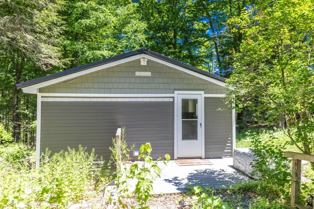 8 Merlin Road Farmington NH 08835