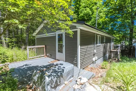 8 Merlin Road Farmington NH 08835