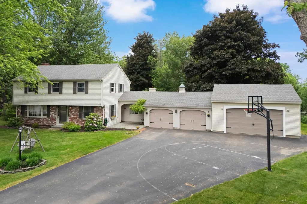 13 William Circle Stratham NH 03885