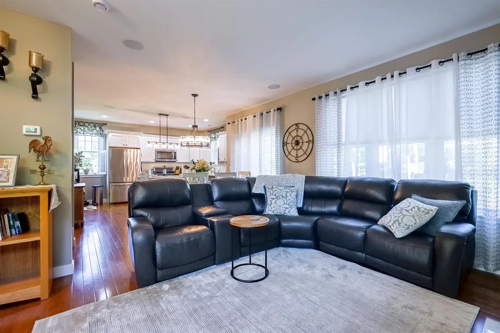 25 Redwood Way Manchester NH 03102