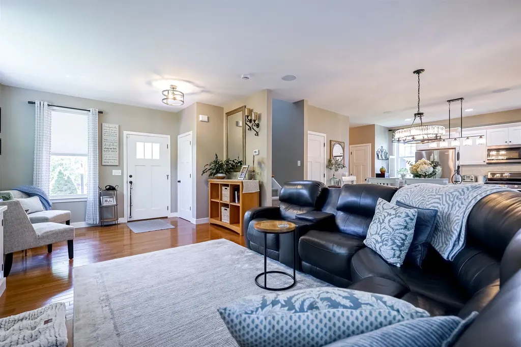 25 Redwood Way Manchester NH 03102