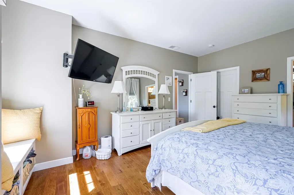 25 Redwood Way Manchester NH 03102