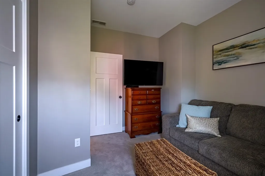 25 Redwood Way Manchester NH 03102