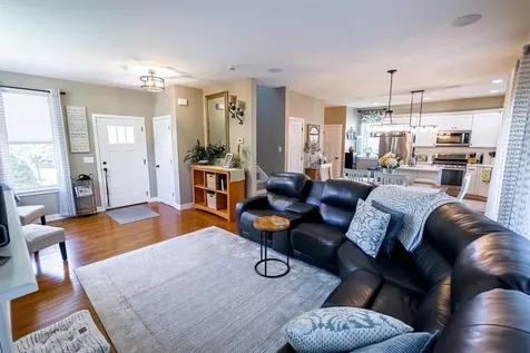 25 Redwood Way Manchester NH 03102