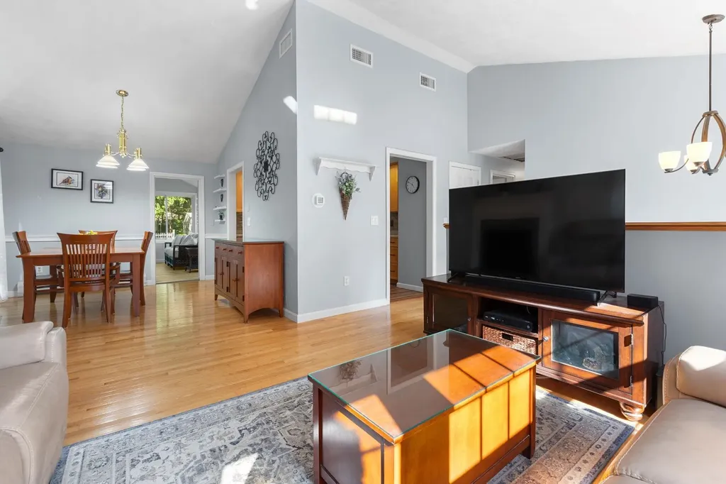 21 Emerald Drive Derry NH 03038
