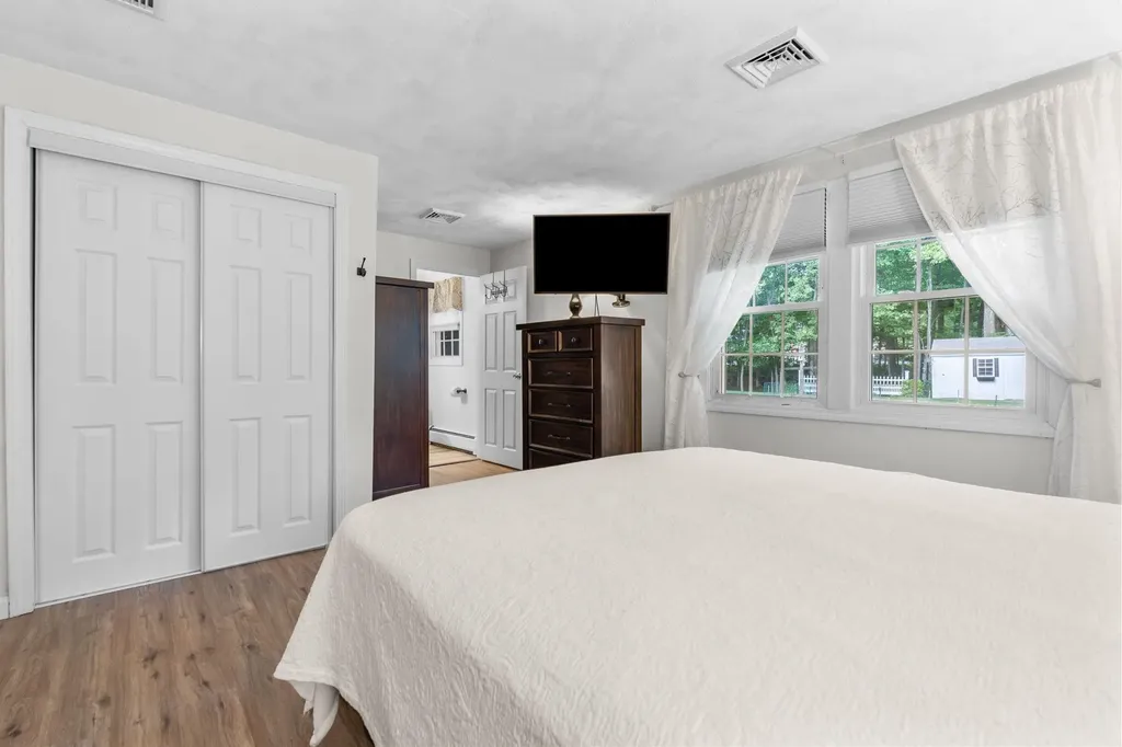 21 Emerald Drive Derry NH 03038
