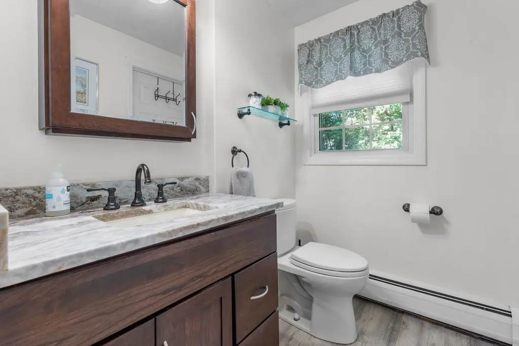 21 Emerald Drive Derry NH 03038