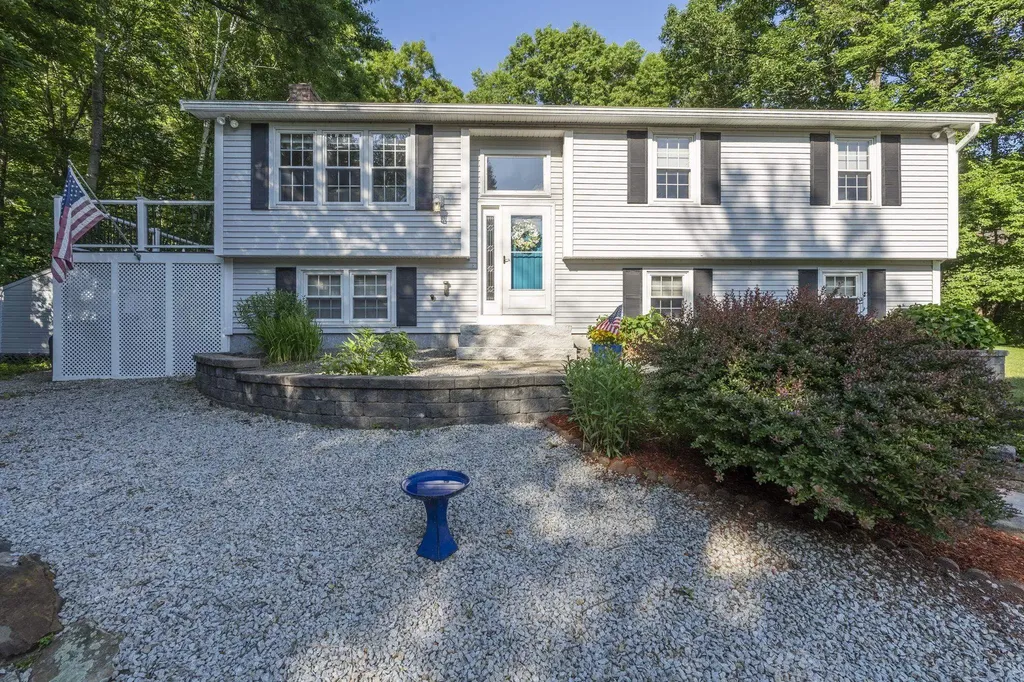 21 Emerald Drive Derry NH 03038
