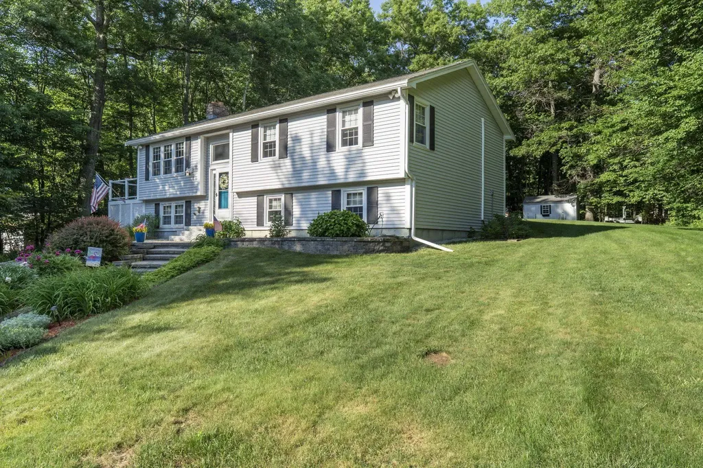 21 Emerald Drive Derry NH 03038