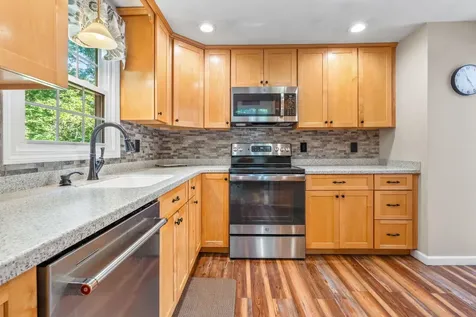 21 Emerald Drive Derry NH 03038