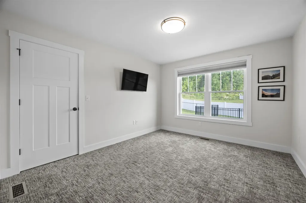22 Kendall Lane Raymond NH 03077