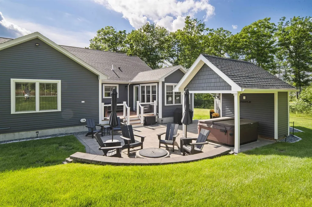22 Kendall Lane Raymond NH 03077