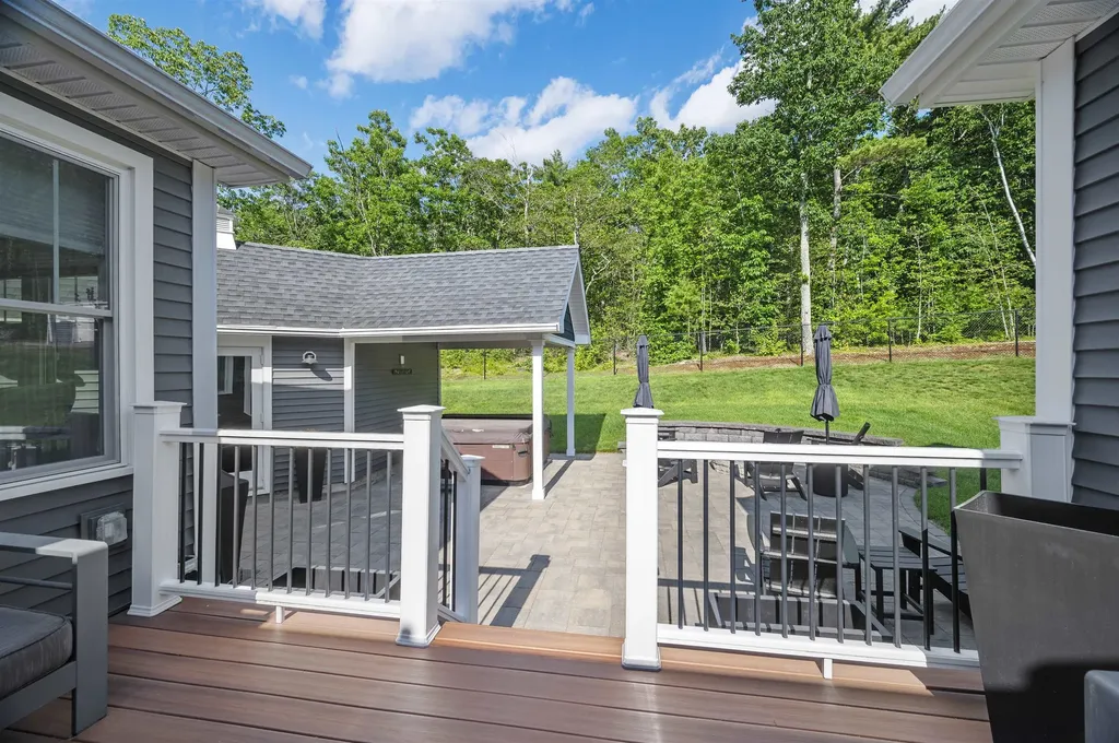 22 Kendall Lane Raymond NH 03077