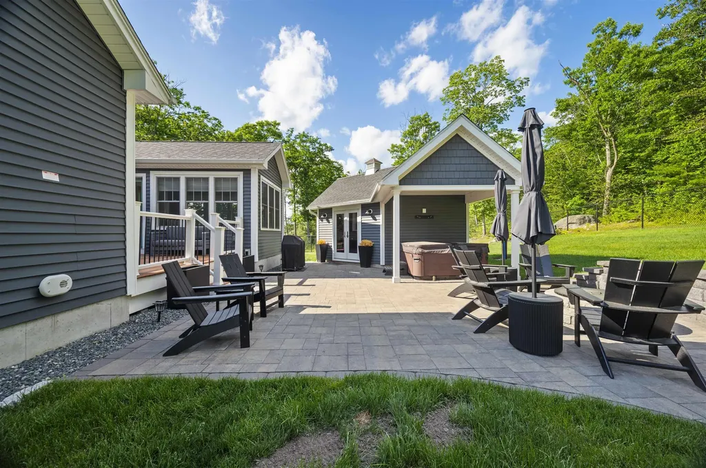 22 Kendall Lane Raymond NH 03077