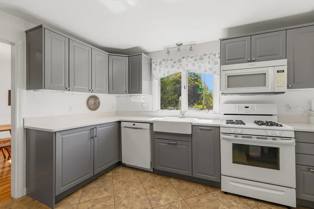 13 Wingate Street Hampton NH 03842