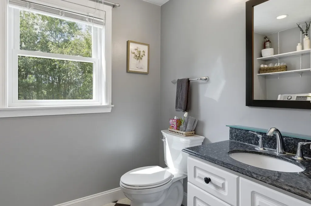 17 Donmac Drive Derry NH 03038