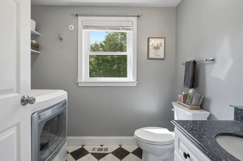 17 Donmac Drive Derry NH 03038