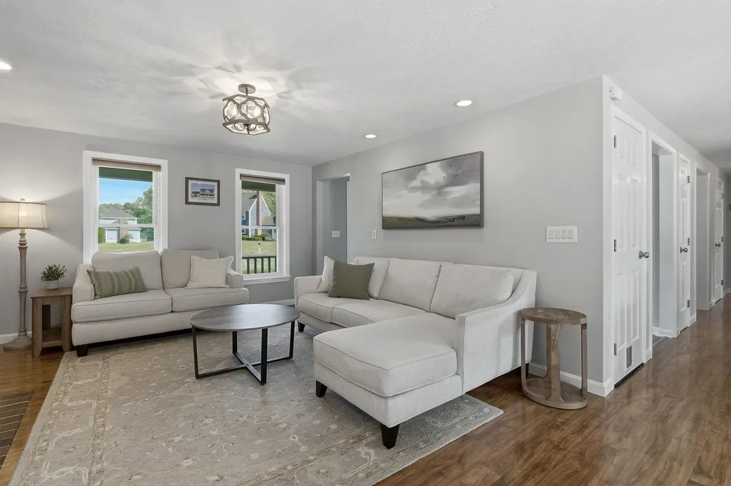 17 Donmac Drive Derry NH 03038