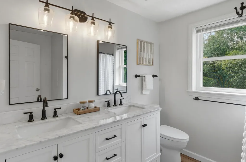 17 Donmac Drive Derry NH 03038