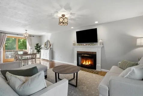 17 Donmac Drive Derry NH 03038