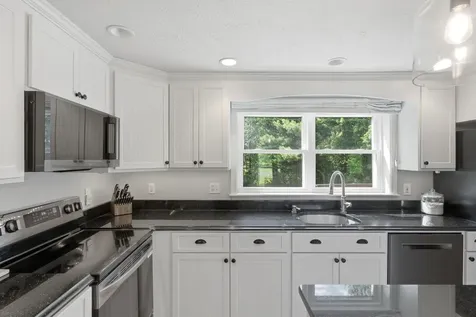 17 Donmac Drive Derry NH 03038