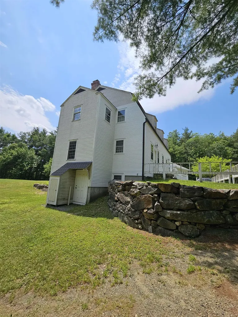 1502 King Hill Road New London NH 03257