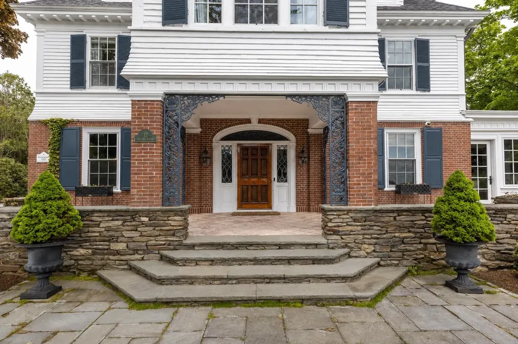 12 Willow Avenue North Hampton NH 03862
