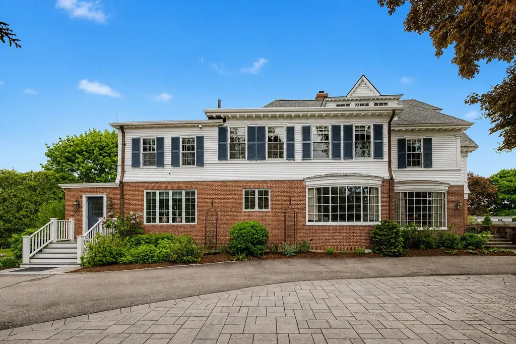 12 Willow Avenue North Hampton NH 03862