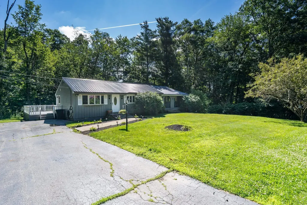 10 Appaloosa Avenue Pelham NH 03076