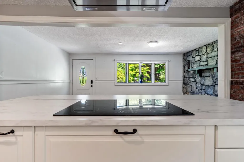 10 Appaloosa Avenue Pelham NH 03076