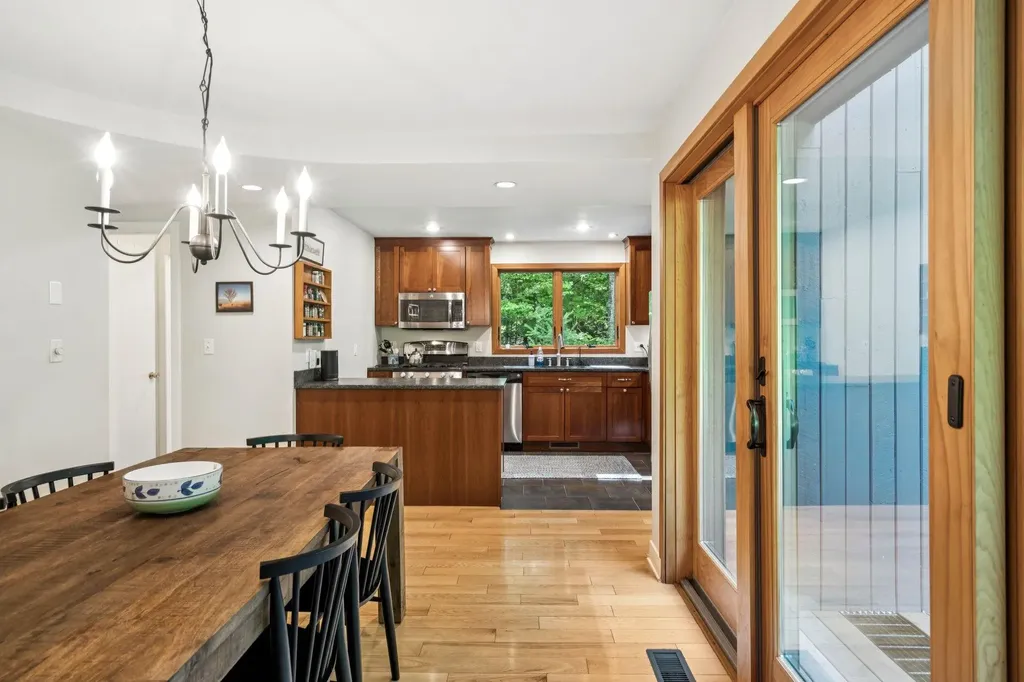 52 Upper Bay Road Sunapee NH 03782