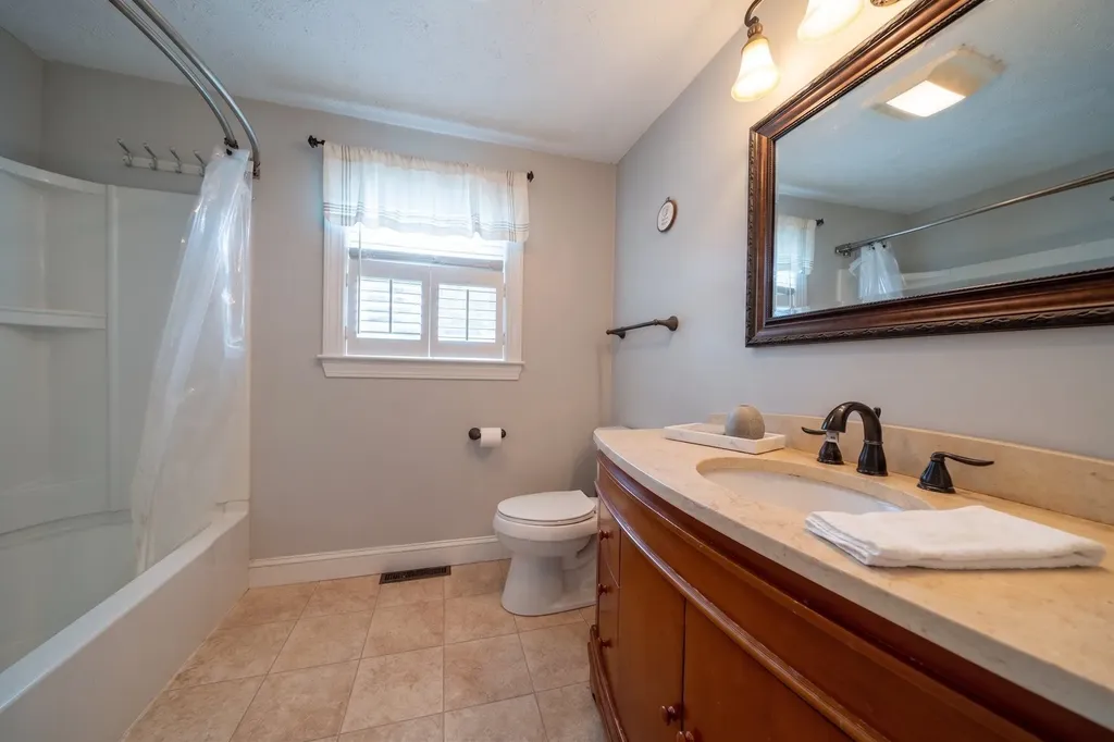 246 Winding Pond Road Londonderry NH 03053