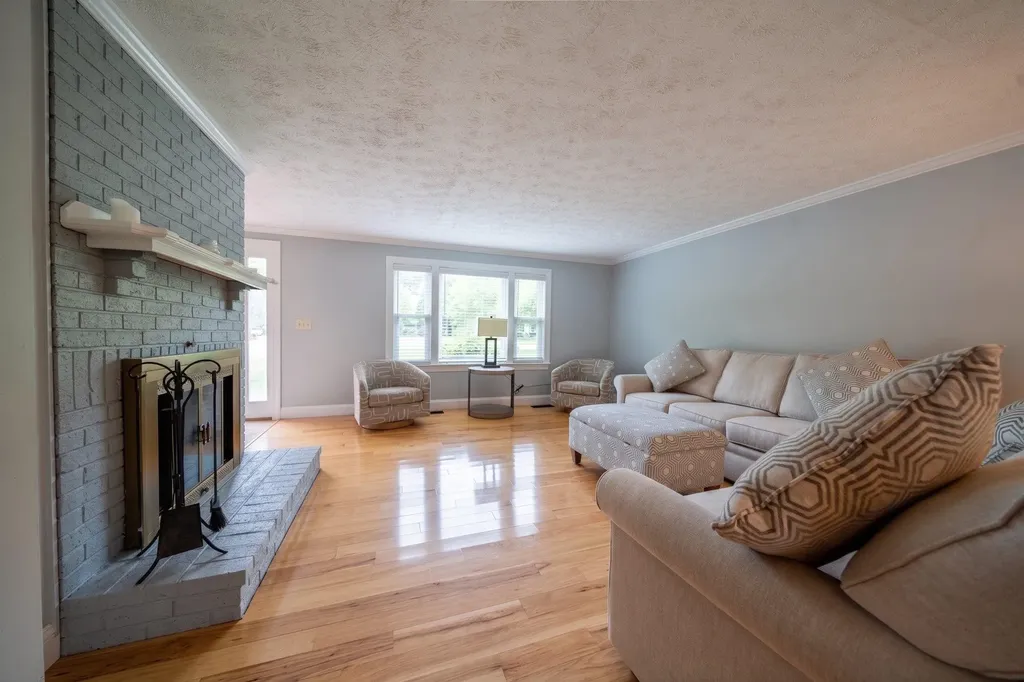 246 Winding Pond Road Londonderry NH 03053