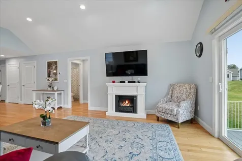 28 Pasture Lane Nashua NH 03062