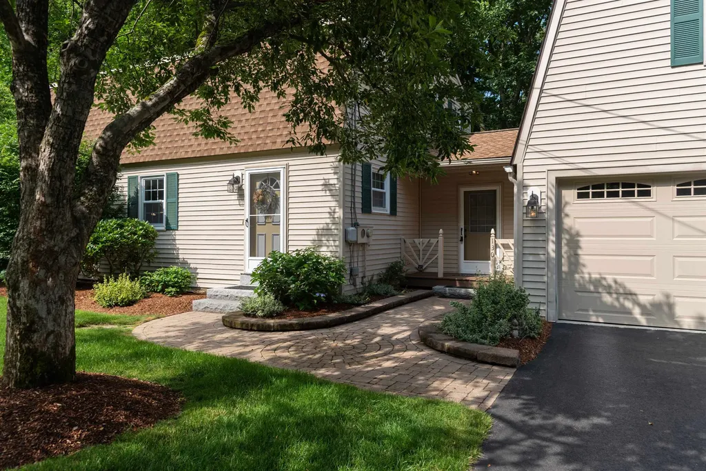 130 Lindstrom Lane Manchester NH 03104
