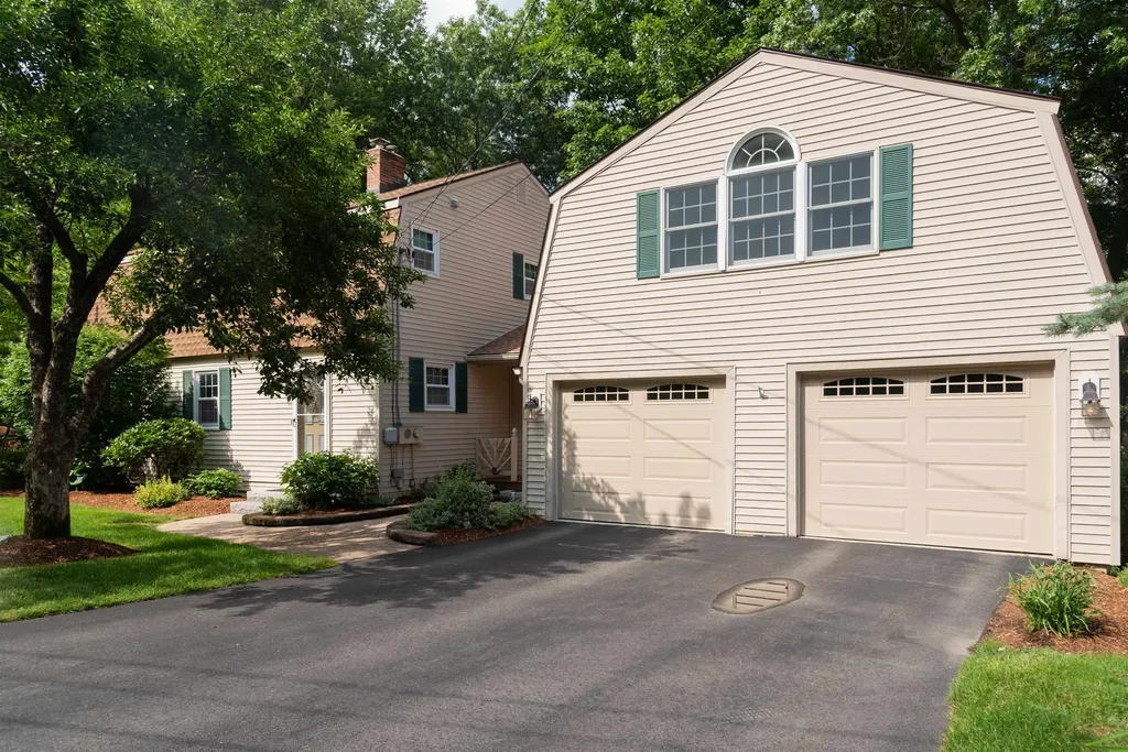 130 Lindstrom Lane Manchester NH 03104