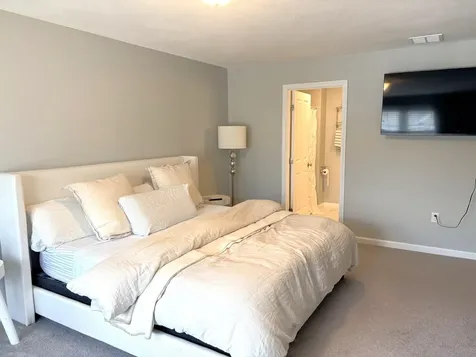 8 Cranberry Way Manchester NH 03109