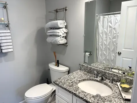 8 Cranberry Way Manchester NH 03109