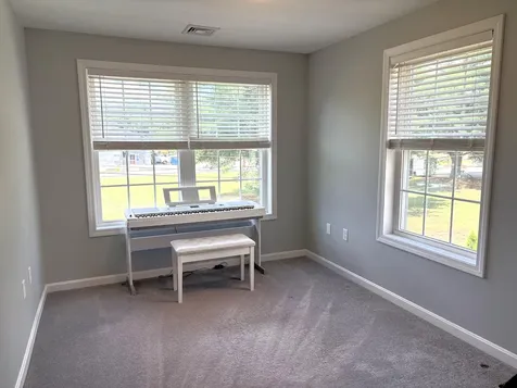 8 Cranberry Way Manchester NH 03109