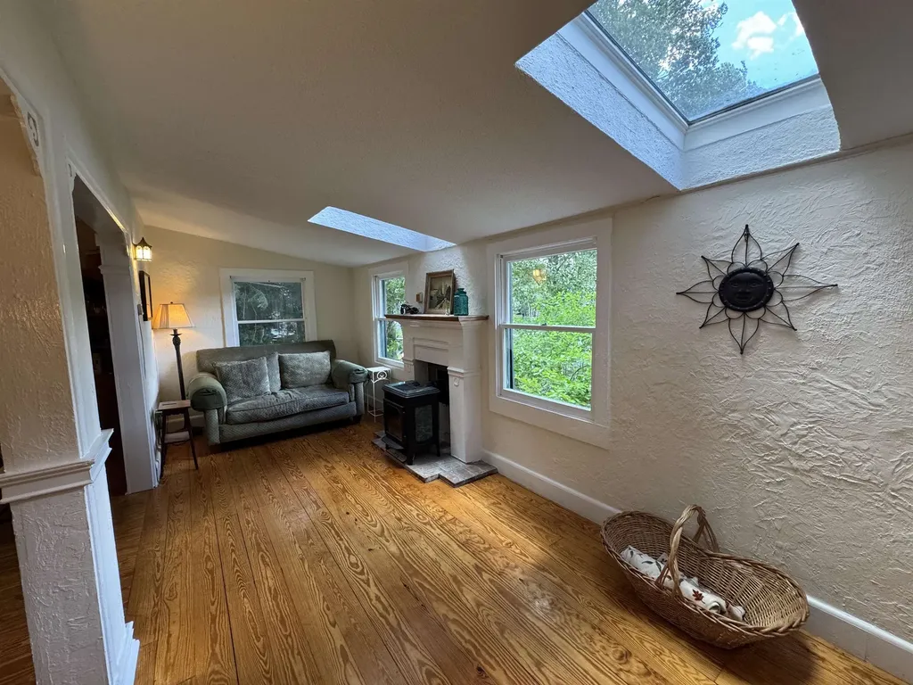 4 Clauss Lane Unity NH 03773